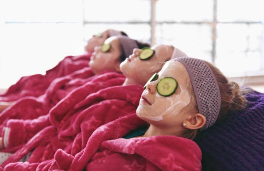 момичета с маски за лице и резанчета краставички
