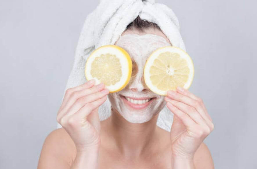 жена с маска за лице и лимони
