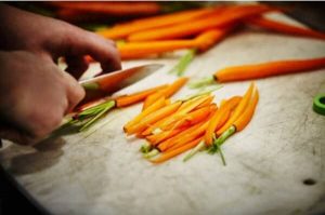 рязане на моркови с нож