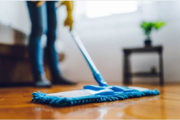 почистване на под, дезинфектиране на дома