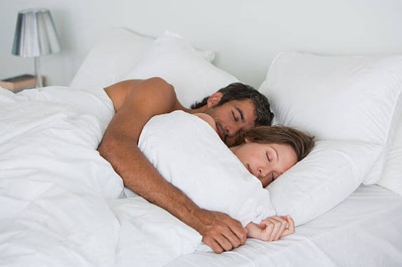 intimitate, cuplu în pat, gel